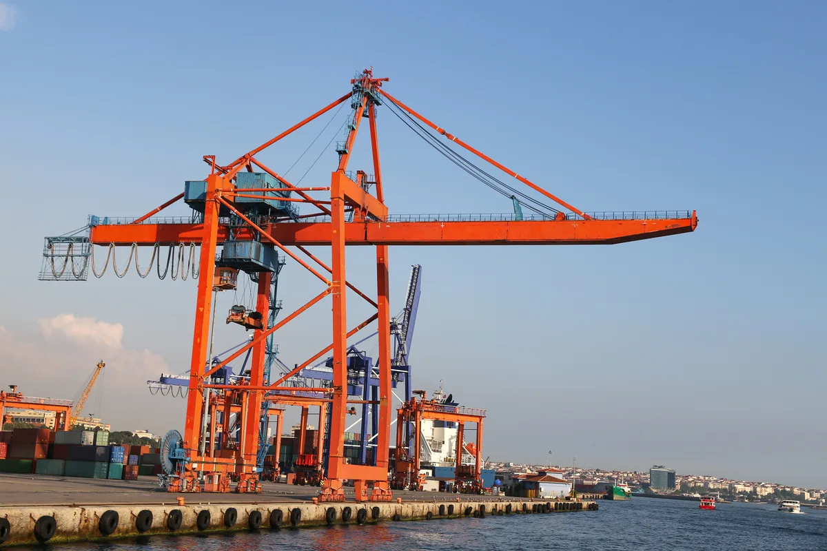 Liman vinci ve konteyner terminal görüntüsü